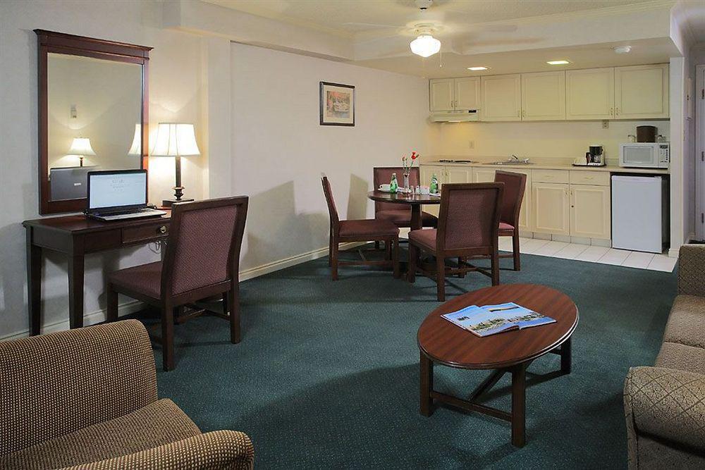 Harbour Towers Hotel & Suites Victoria Phòng bức ảnh